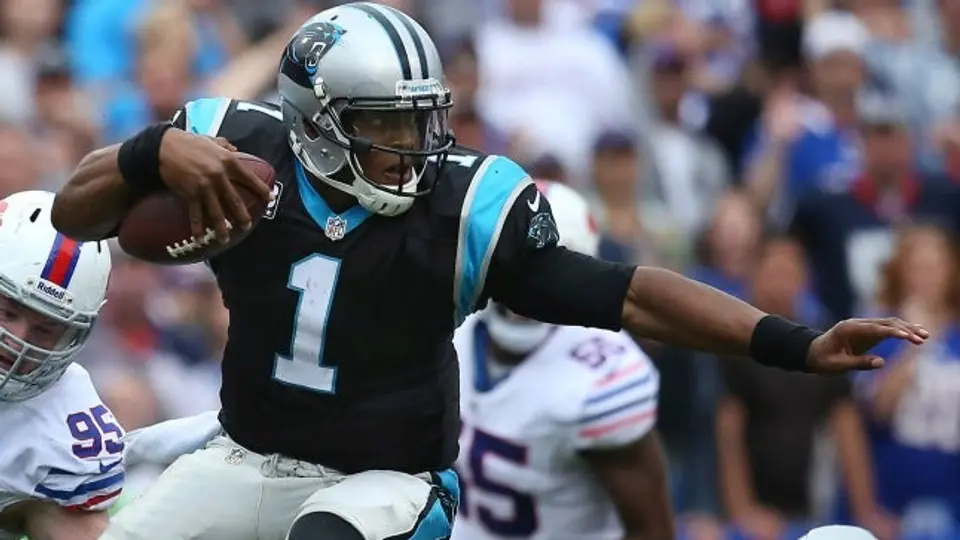 Cam Newton firma extensión multimillonaria con las Panteras