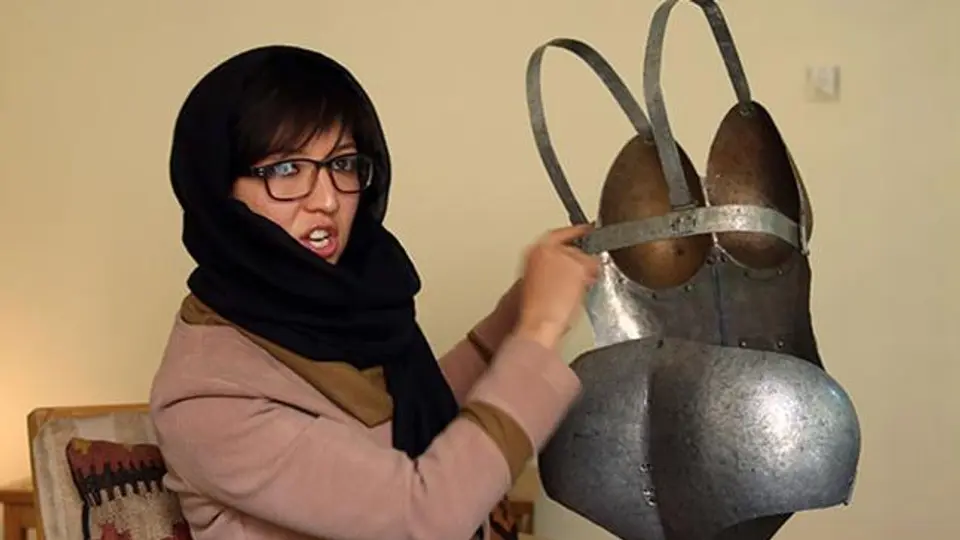 Artista afgana crea armadura contra acoso sexual