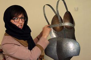 Artista afgana crea armadura contra acoso sexual
