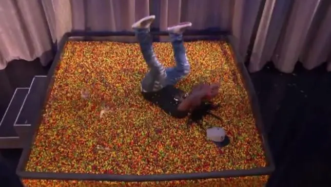 Marshawn Lynch y su alberca de Skittles