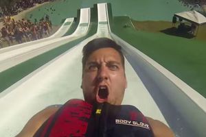 Joven conquista internet con video lanzándose de tobogán