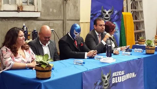 Blue Demon Jr. presenta su mezcal