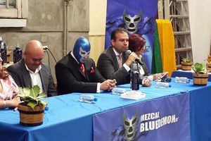 Blue Demon Jr. presenta su mezcal