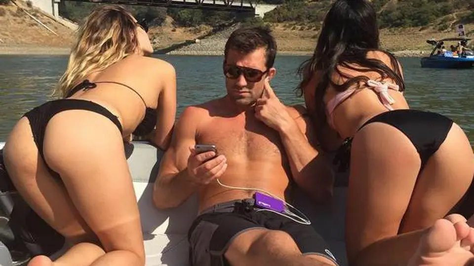 Peleador de UFC posa al estilo Ronaldinho