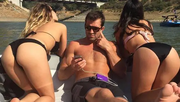 Peleador de UFC posa al estilo Ronaldinho
