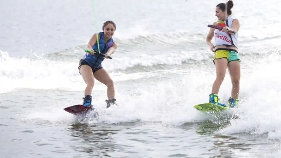 Paola Longoria se cambia al wakeboard