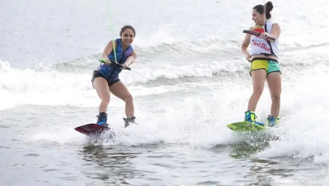Paola Longoria se cambia al wakeboard