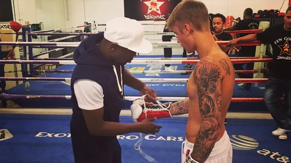 Floyd Mayweather Jr entrena a Justin Bieber