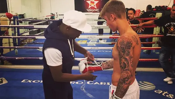 Floyd Mayweather Jr entrena a Justin Bieber