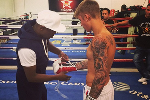 Floyd Mayweather Jr entrena a Justin Bieber