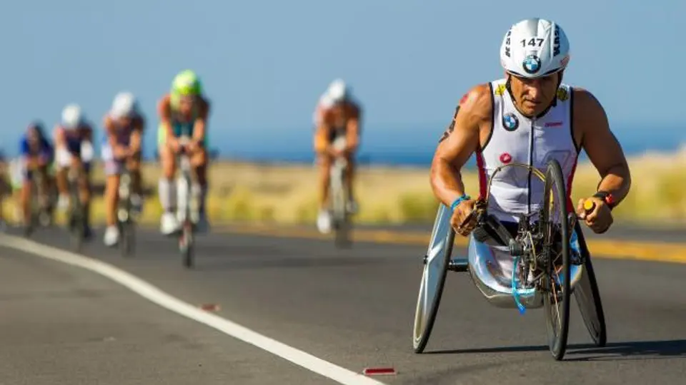 Ex piloto que perdió las piernas completó el 'Ironman'