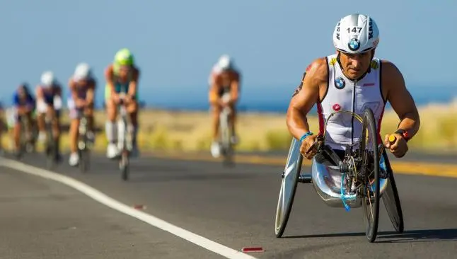 Zanardi lideró a otras personas en prueba de bicicleta del Ironman | AP