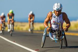 Ex piloto que perdió las piernas completó el 'Ironman'