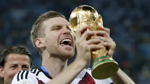 Mertesacker se retira de la selección alemana