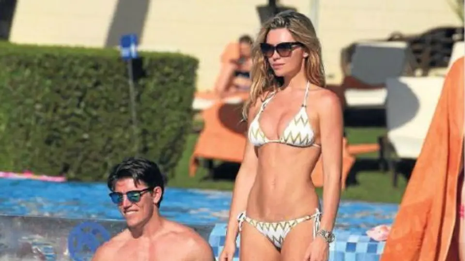 Esposa de Crouch sorprende con escultural figura