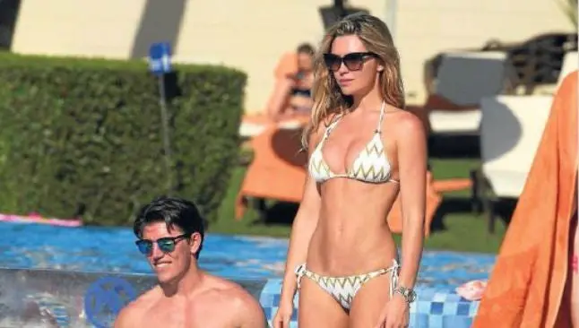 Esposa de Crouch sorprende con escultural figura