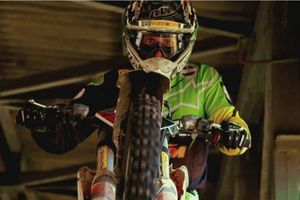 Paul Bolton desafía minas de Europa en su moto