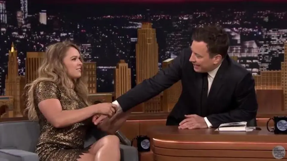 Ronda Rousey realiza su famoso armbar' a comediante