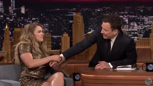 Ronda Rousey realiza su famoso armbar' a comediante