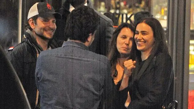 Irina y Bradley Cooper presumen su amor al mundo