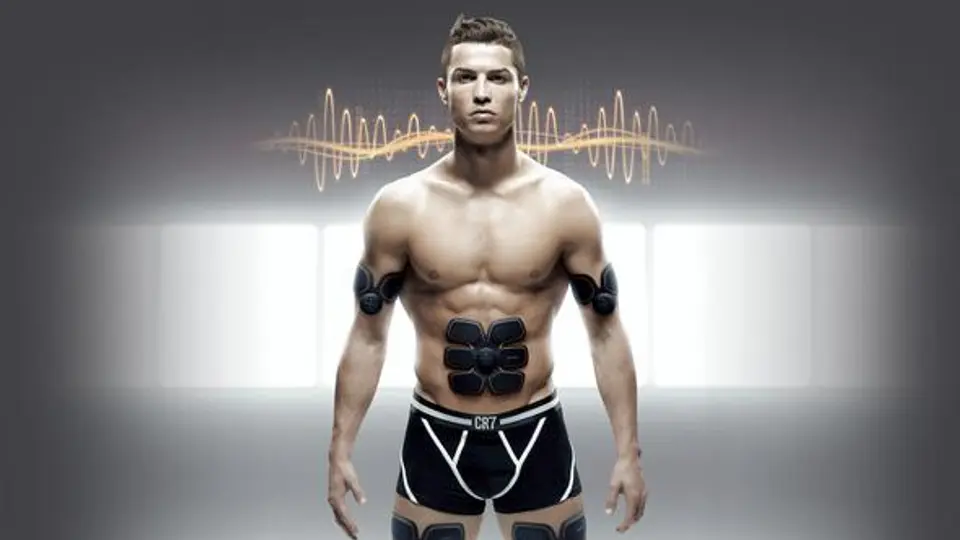 Cristiano promociona aparato de ejercicio en ropa interior