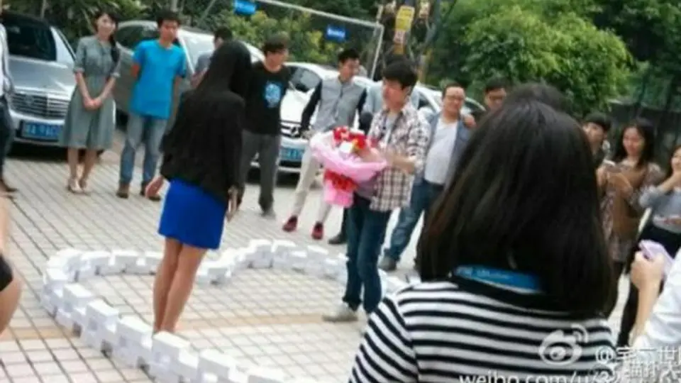 Chino compra 99 Iphones 6 para pedir matrimonio y es rechazado