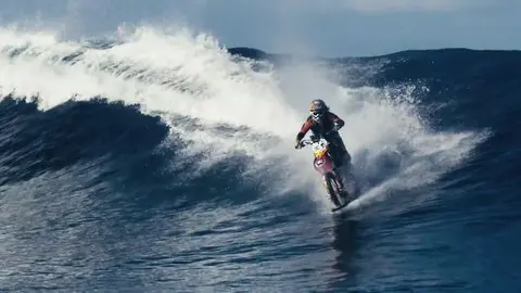 Motociclista sorprende con surfismo sobre dos ruedas