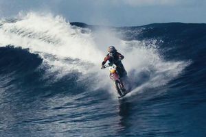 Motociclista sorprende con surfismo sobre dos ruedas