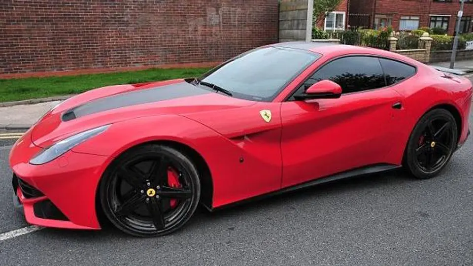 Balotelli llega a entrenar en un Ferrari F12 de 5 millones de pesos