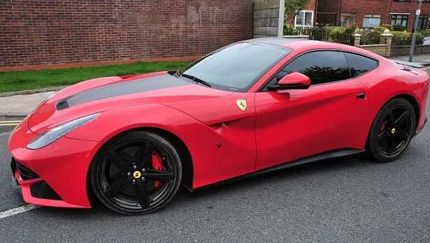 Balotelli llega a entrenar en un Ferrari F12 de 5 millones de pesos
