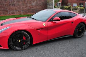 Balotelli llega a entrenar en un Ferrari F12 de 5 millones de pesos