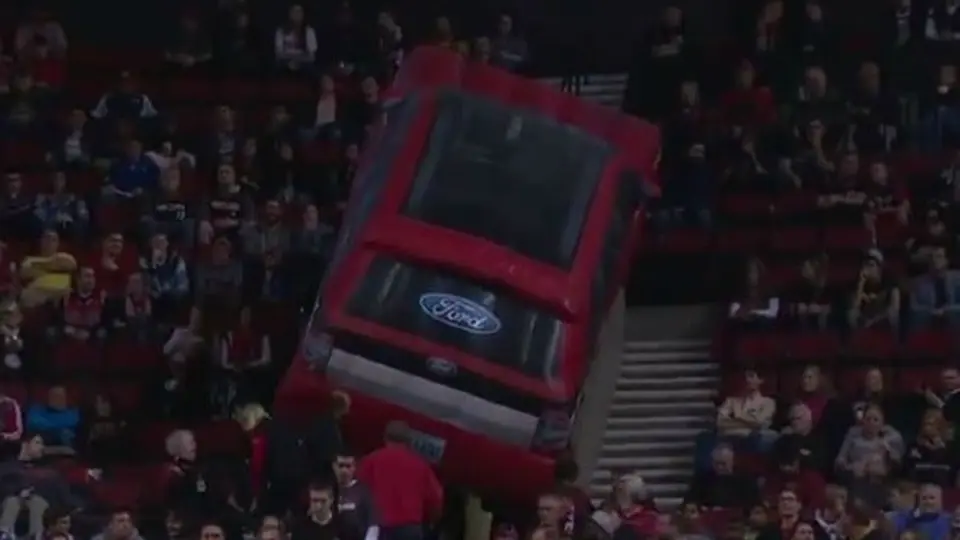 Dirigible se estrella en la tribuna durante juego de los Blazers