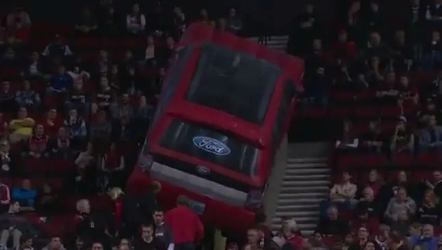Dirigible se estrella en la tribuna durante juego de los Blazers