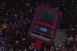 Dirigible se estrella en la tribuna durante juego de los Blazers