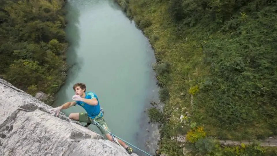 Esloveno escala el arco de piedra más grande del mundo