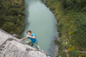 Esloveno escala el arco de piedra más grande del mundo