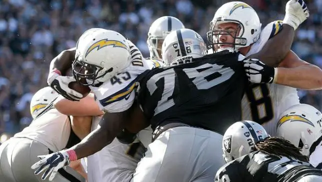 Cargadores sufre pero se impone a los Raiders