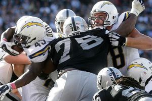 Cargadores sufre pero se impone a los Raiders