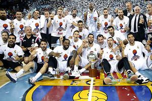Ayón y Real Madrid conquistan el triplete