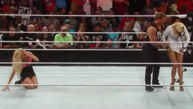 Lana enseña de más en pelea contra Summer Rae