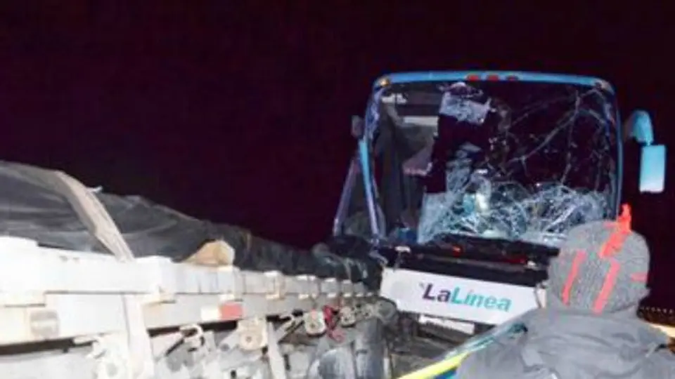 Autobús de la Triple A sufre accidente automovilístico