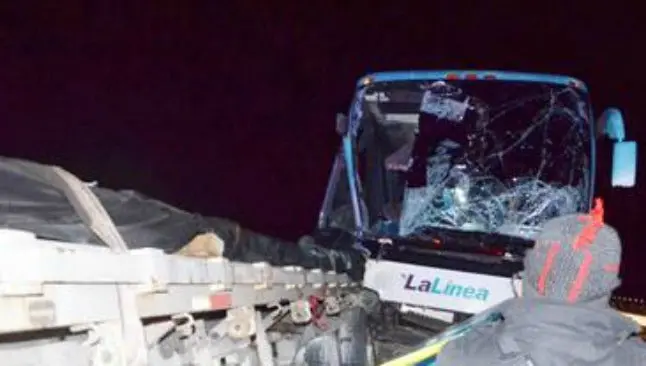 Autobús de la Triple A sufre accidente automovilístico