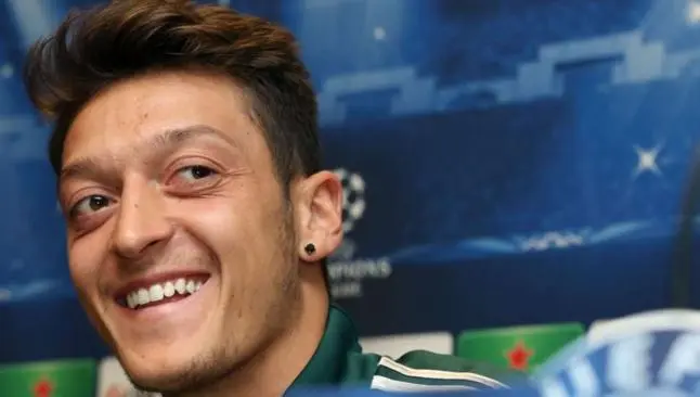 Özil, acusado de quitarle la novia a defensa alemán