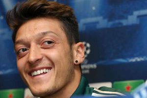 Özil, acusado de quitarle la novia a defensa alemán