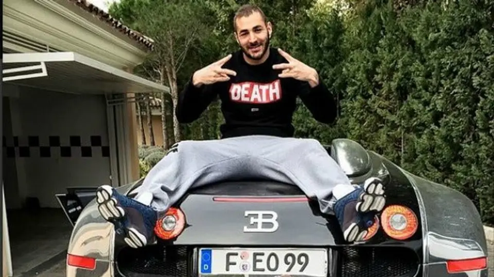 Benzema presume su cochera de lujo