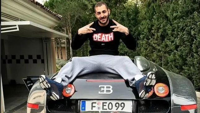 Benzema presume su cochera de lujo