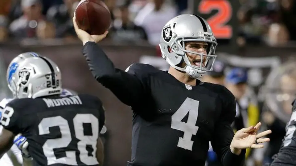 Mariscal de los Raiders sufre conmoción cerebral