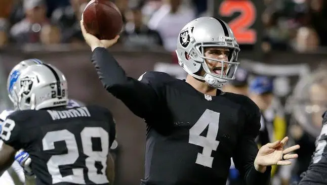 Mariscal de los Raiders sufre conmoción cerebral