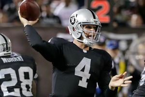 Mariscal de los Raiders sufre conmoción cerebral
