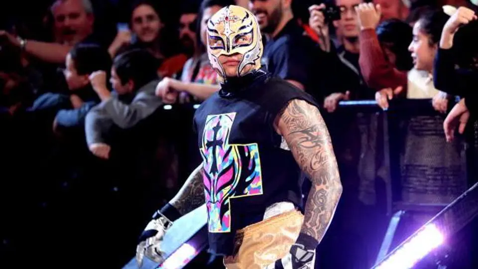Rey Mysterio, con pie y medio fuera de la WWE